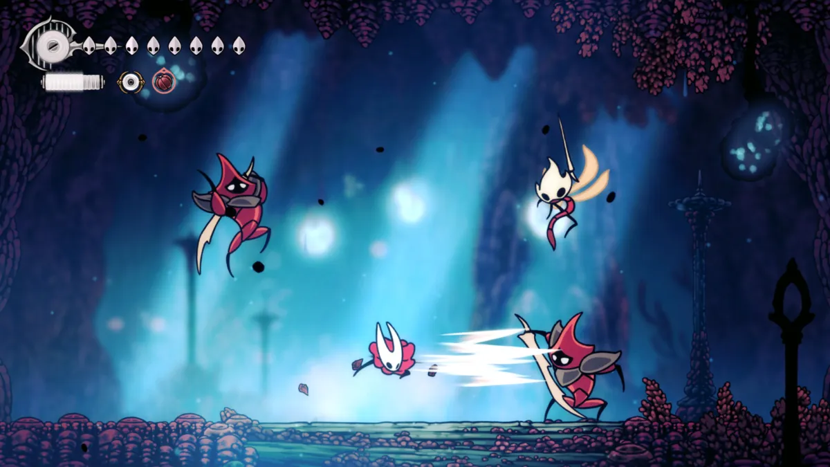 Hollow Knight: Silksong - הורנט נלחמת בכמה אויבים עם להבים באוויר