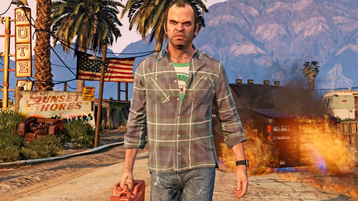 GTA V - טרבור עם ג'ריקן דלק ורכב בוער מאחוריו