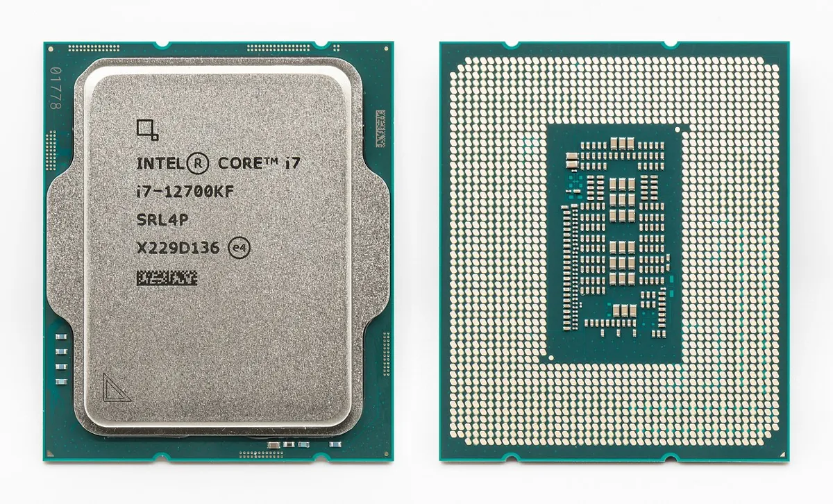 מעבד Intel Core i7-12700KF - הצד העליון של מעבד אינטל עם כיתוב הדגם