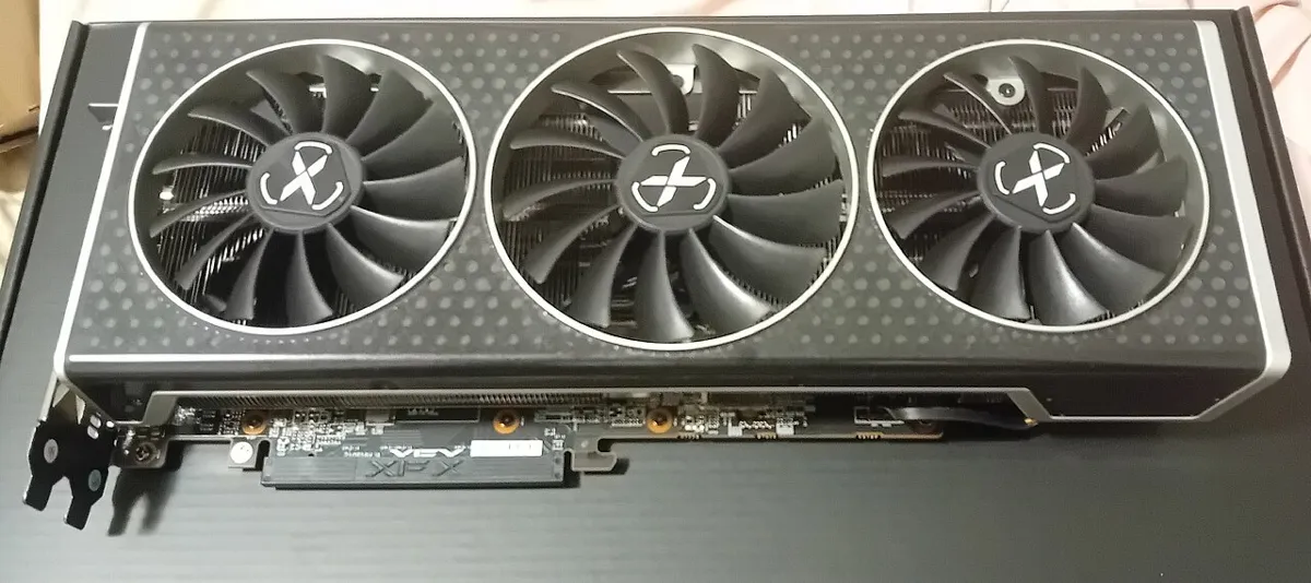 כרטיס מסך AMD Radeon RX 6750 XT - כרטיס גרפי של AMD עם שלושה מאווררים