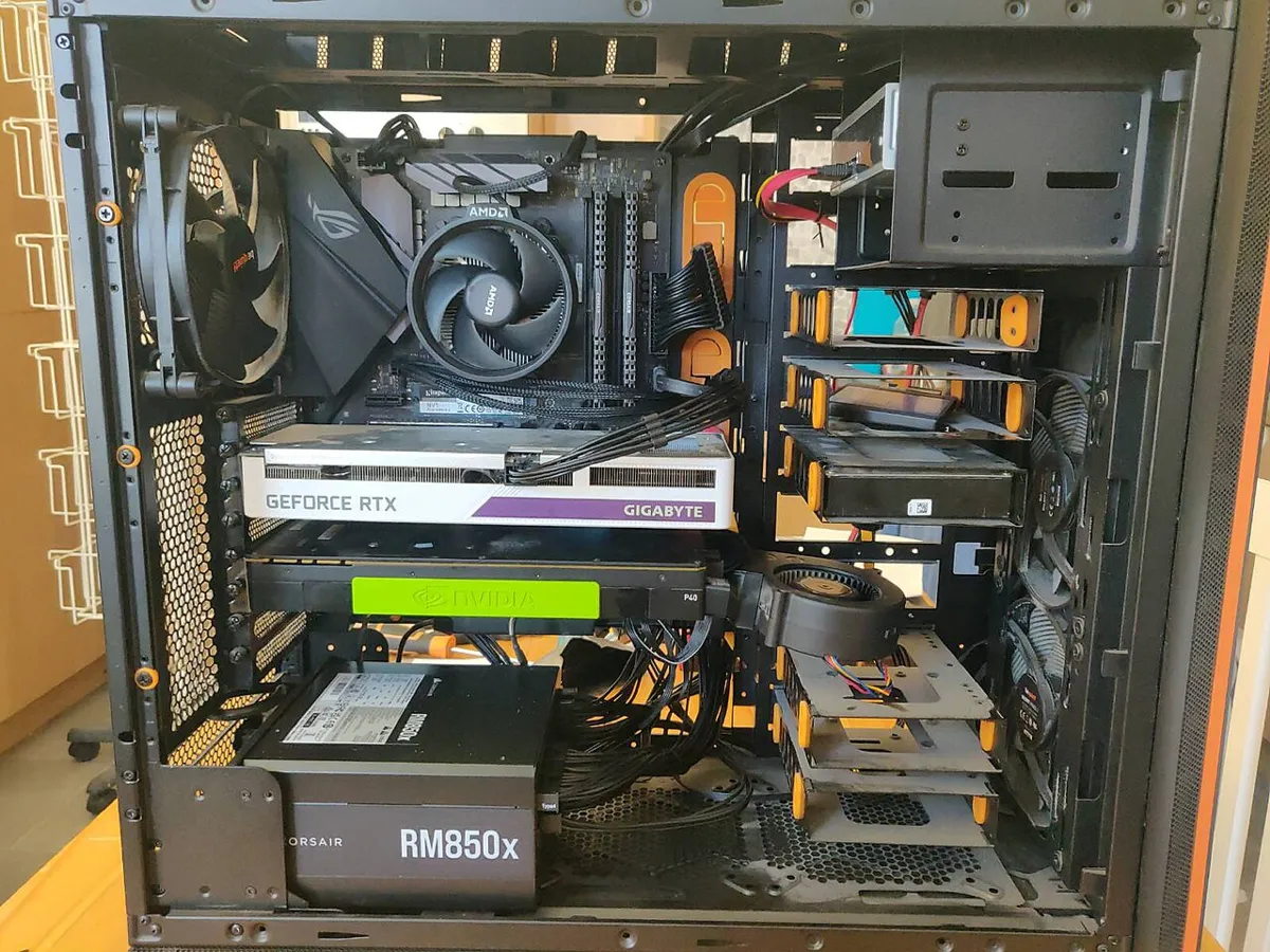 כרטיס מסך מותקן בתוך מארז מחשב, מחובר לחריץ PCIe בלוח האם