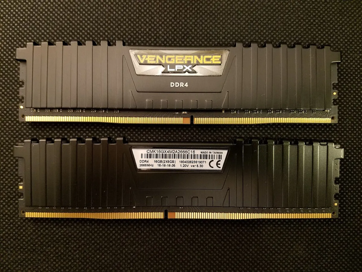 מה זה זיכרון RAM - שני סטיקים של זיכרון DDR4 בנפח 8GB כל אחד, ערכה של 16GB