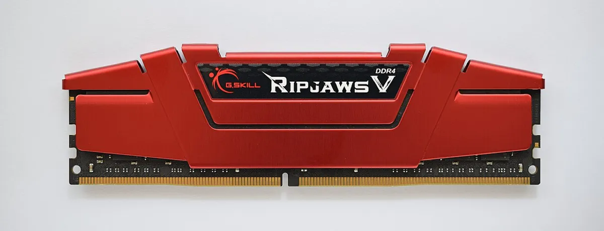 סטיק זיכרון RAM מסוג DDR4 - לוח ירוק עם שבבי זיכרון שחורים ומגעים זהובים למטה