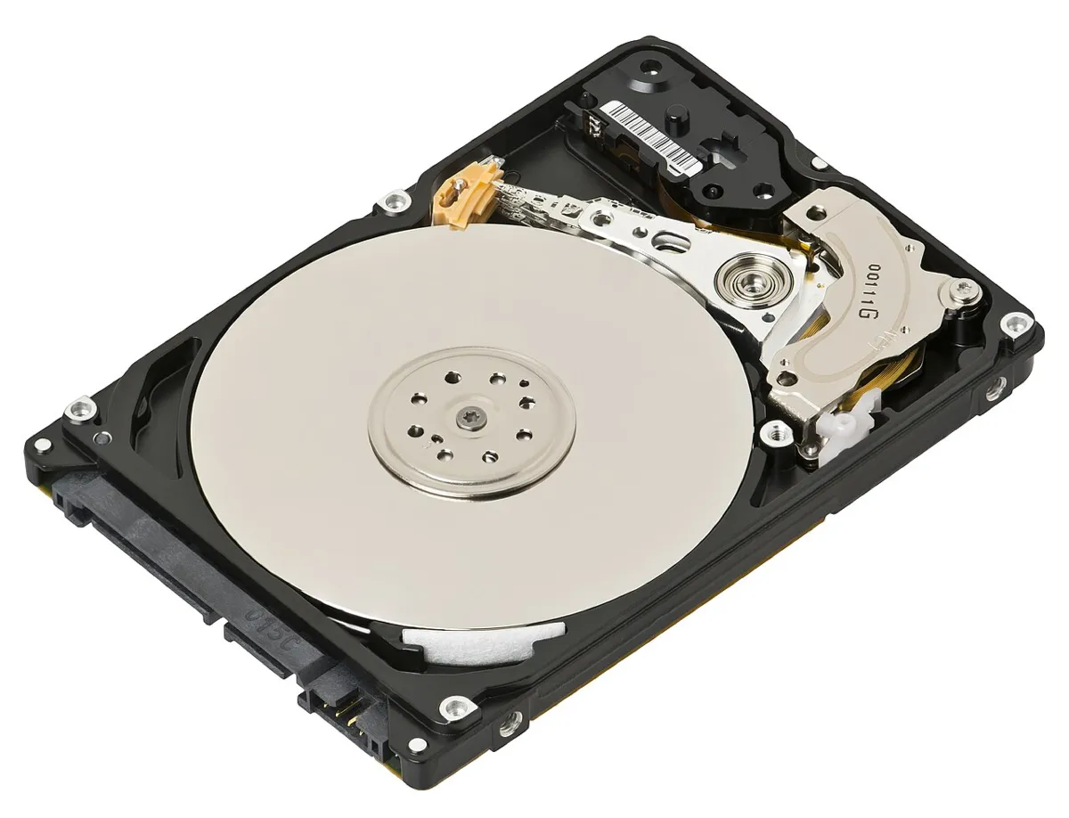 מה זה HDD - כונן קשיח פתוח, רואים את הצלחת המגנטית ואת זרוע הקריאה