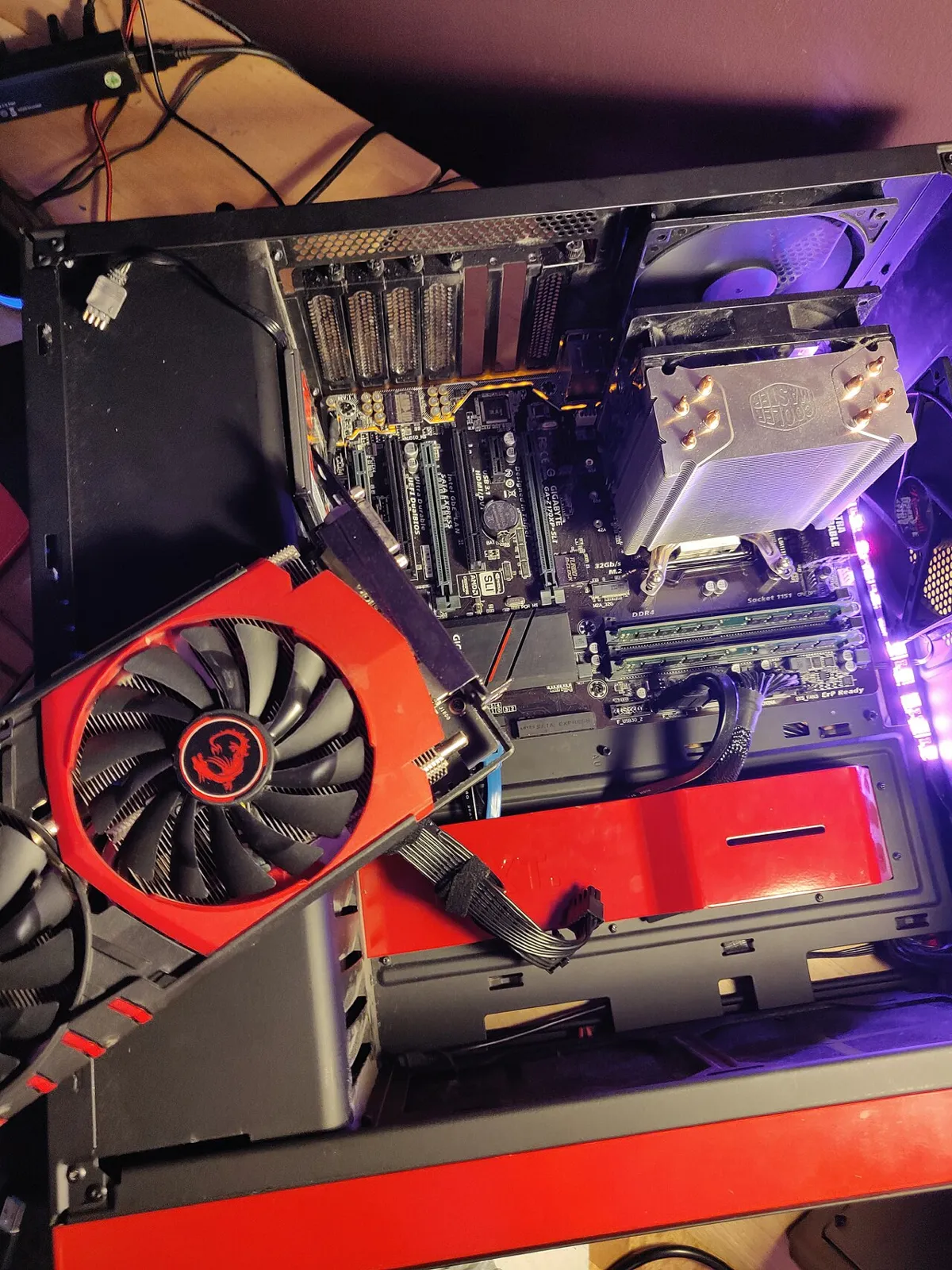 התקנת כרטיס מסך בחריץ PCIe במארז מחשב פתוח