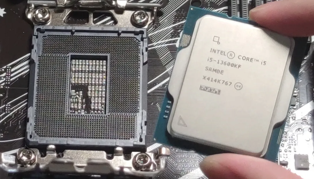 מעבד Intel Core i5-13600KF ליד סוקט LGA 1700 בלוח האם