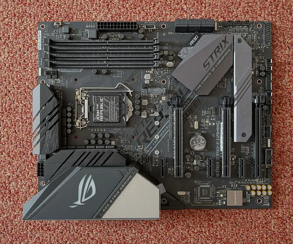 לוח אם ATX לגיימינג עם סוקט מעבד, חריצי זיכרון וחריצי M.2