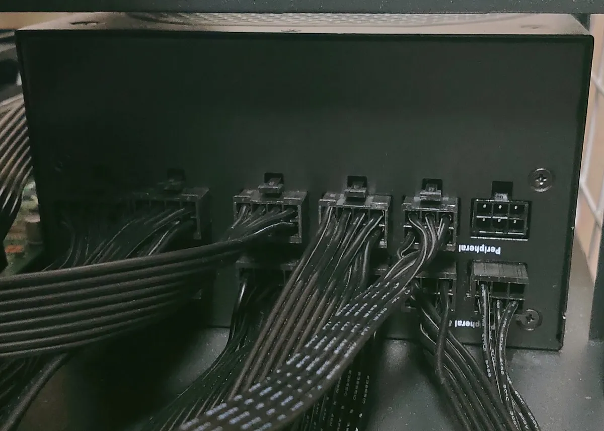 ספק כוח ATX מודולרי למחשב גיימינג עם כבלים נפרדים