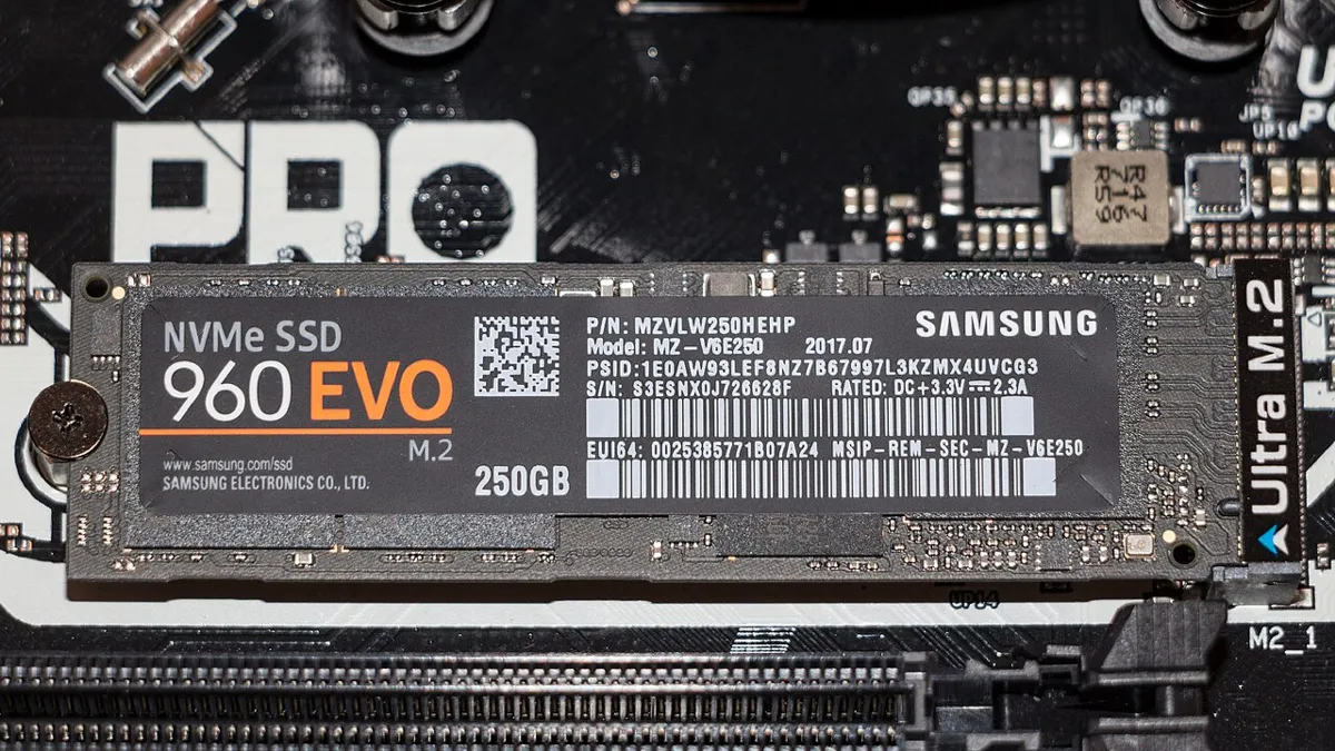כונן SSD מסוג NVMe מותקן בחריץ M.2 בלוח האם