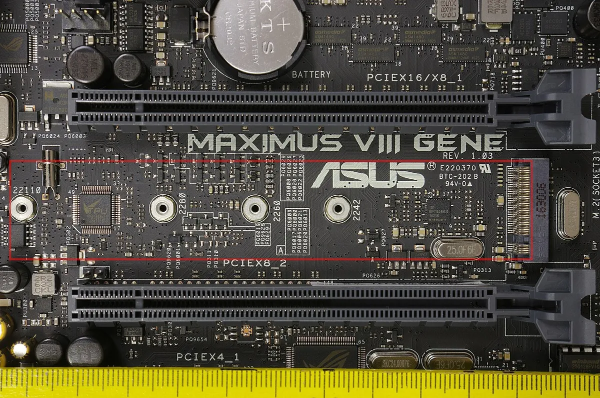 חריץ M.2 ריק בלוח אם, מוכן להתקנת SSD