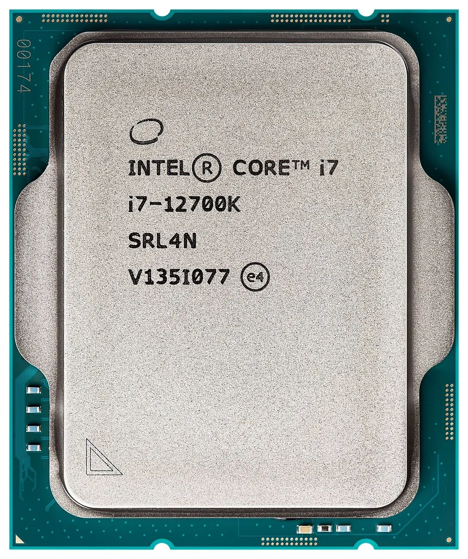מעבד Intel Core i7-12700K מלמעלה עם שם הדגם מודפס