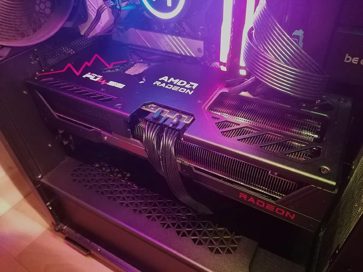כרטיס מסך Radeon RX 9070 XT מותקן במחשב עם כבלי חשמל מחוברים