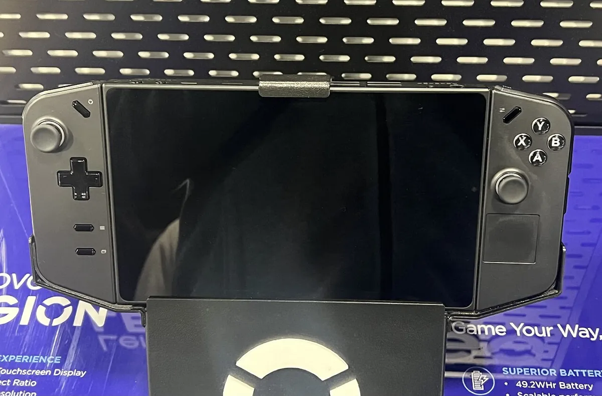 Lenovo Legion Go עם בקרים מחוברים משני צידי המסך
